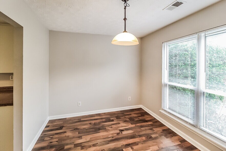 Building Photo - 2468 Mistletoe Ln SW