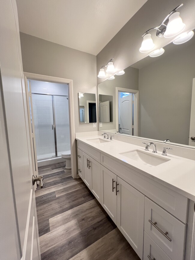 Upstairs Bathroom 2 - 64 Jaripol Cir