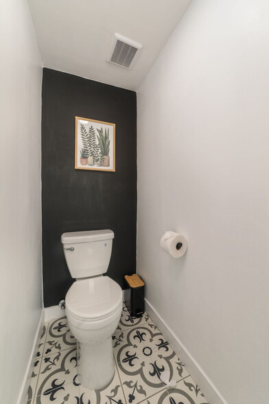 Water Closet - 11205 E Chuckwagon Cir