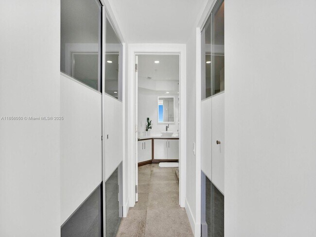Building Photo - 888 Brickell Key Dr