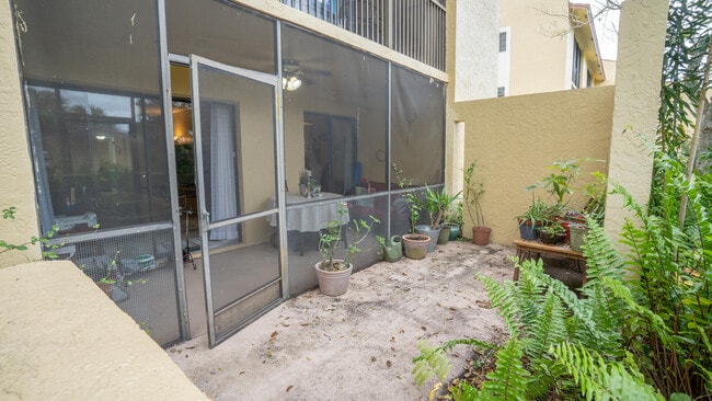 Building Photo - 2015 Coral Ridge Dr