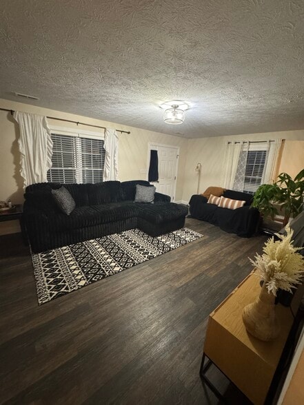 Living room - 1768 W Countryside Ln