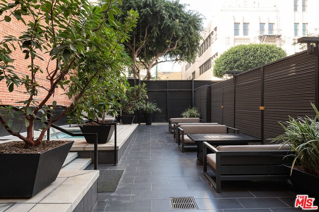 Building Photo - 460 S Spring St