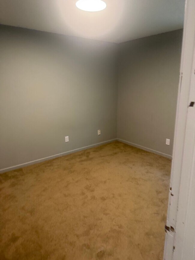 Building Photo - 431 Maple Grove Way