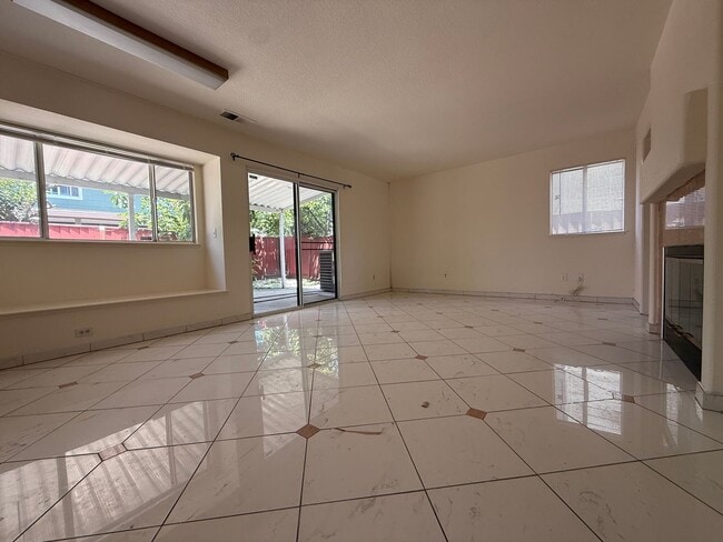 Building Photo - 581 Hellyer Ave