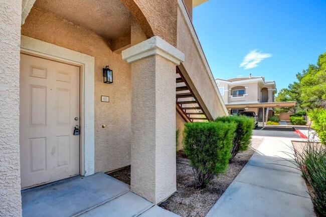 Building Photo - Beautiful 2BR / 2BA Renovated / Modern Con...