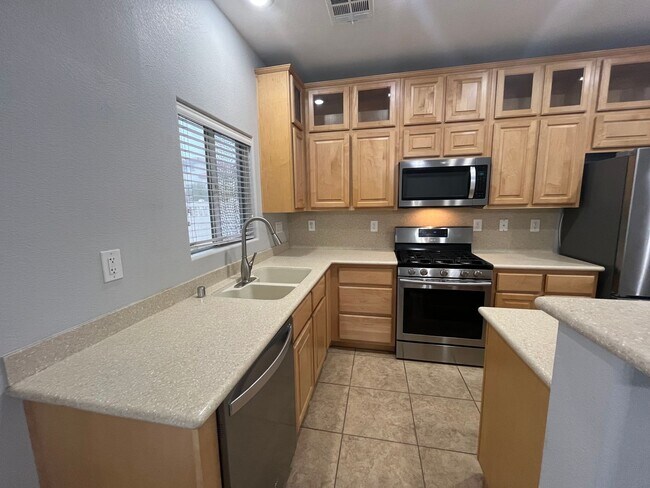 Building Photo - Beautiful 3 bedroom home