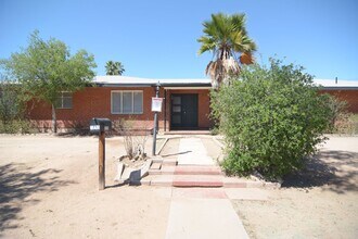 Building Photo - 6 Bedroom 3 Bath Home! Walking distance to University!