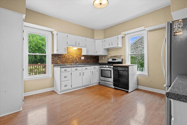 Kitchen - 829 W Lincoln Ave