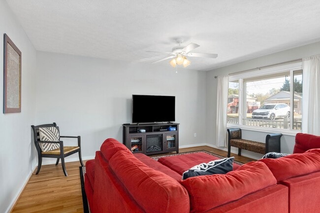Building Photo - 3-Bedroom in Town of Farmville with One-Le...