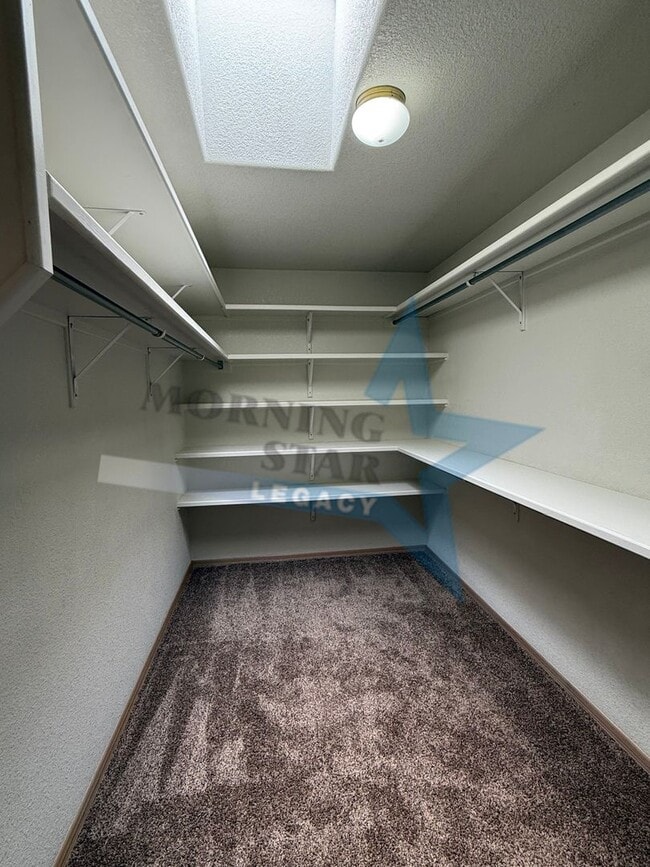 Building Photo - Cute Townhouse in Desirable Area- Close to...
