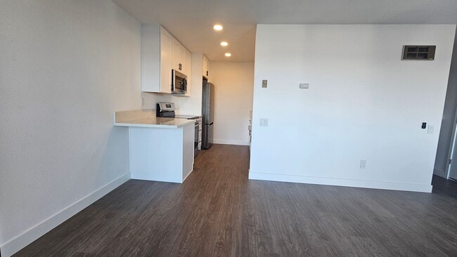 Building Photo - Beautiful 2BD 1.5BA Recently Remodeled Condo in Forest Park Plaza