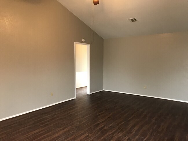 Building Photo - Single Family Home *LEASING SPECIAL AVAILABLE*