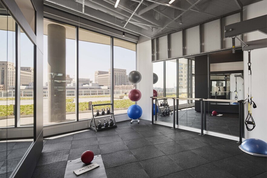 Building Photo - 611 S Wells St