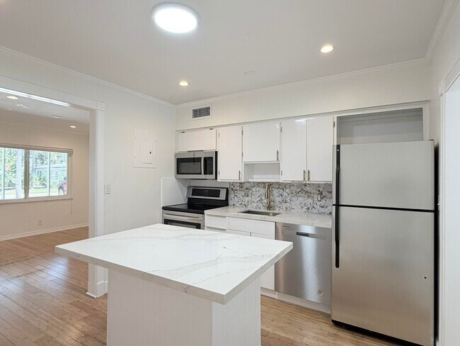 Building Photo - 1413 SW 23rd Ave