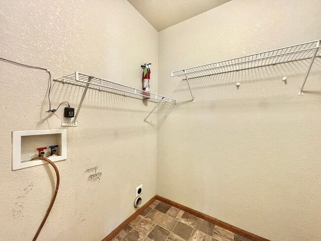 Building Photo - Beautiful Duplex with Attached Garage and ...