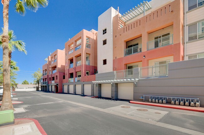 Building Photo - Mid-rise Luxury Two Bedroom available for ...