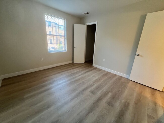 Building Photo - Lovely 2 BR/1 BA Condo in Fairlawn!