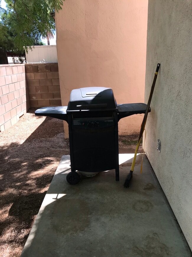 Building Photo - 928 N Campbell Ave