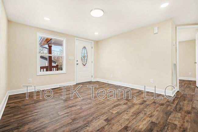 Building Photo - 416 Richardson St