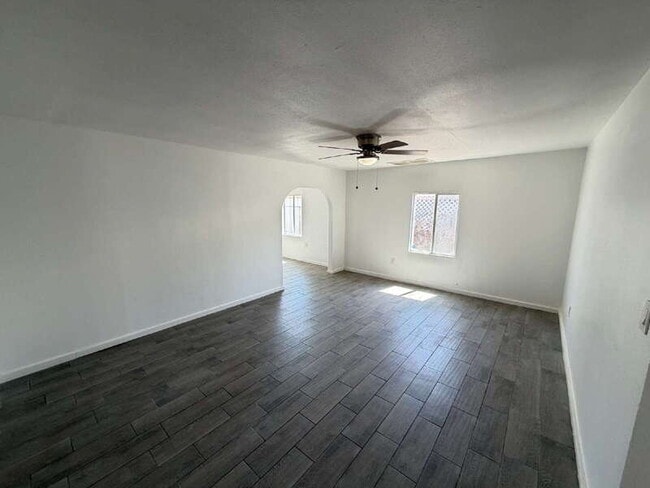 Building Photo - 352 W Roosevelt Ave