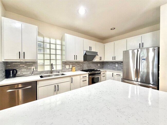 Building Photo - 8638 Meadowcroft Dr