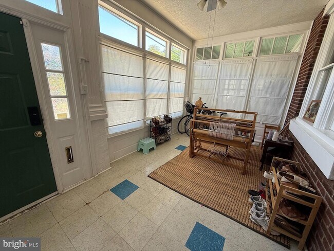 Building Photo - 3368 Vaux St