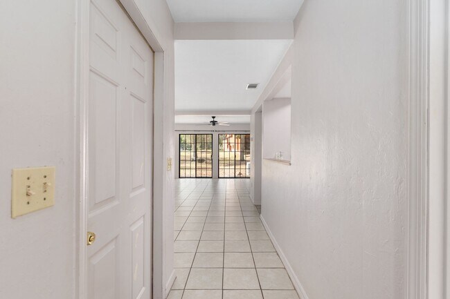 Building Photo - Spacious 3/3 townhome-style condo in Rockwood Villas with washer/dryer