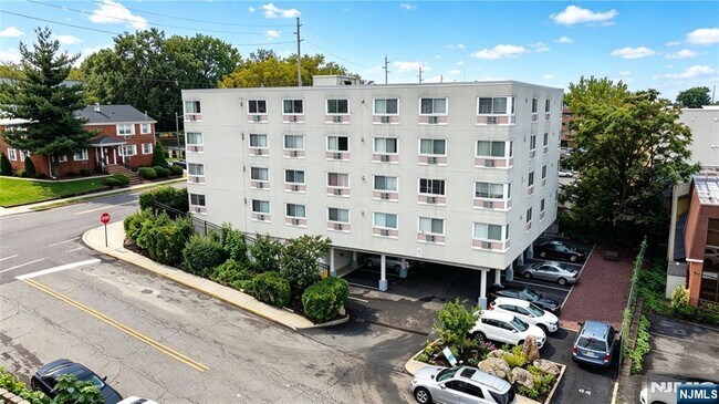 Building Photo - 333 Grand St