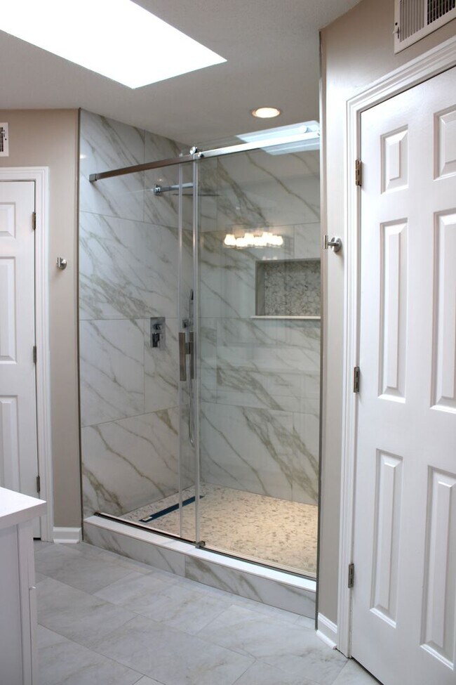 Building Photo - Germantown/ Gorgeous 5 Bedroom Home Newly Renovated