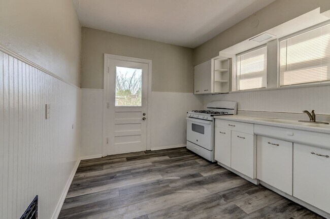 Building Photo - 3953 Tholozan Ave