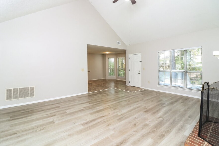 Building Photo - 4034 Sharon Woods Dr