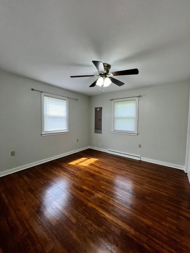 Building Photo - 3 Bedroom, 1 Bath Rancher Available for Rent!