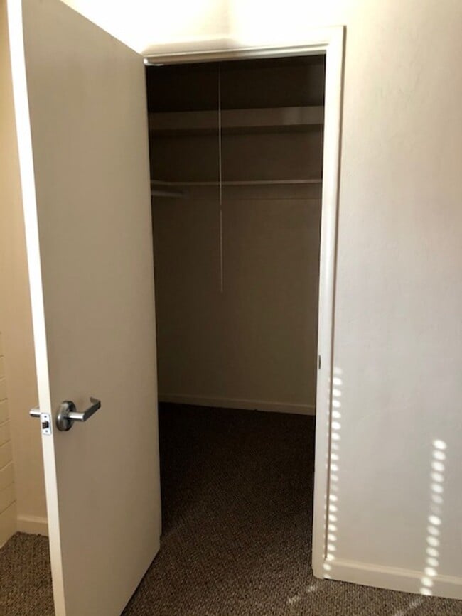 Building Photo - 1bd condo steps away from U of A, gated, A/C, Washer/Dryer