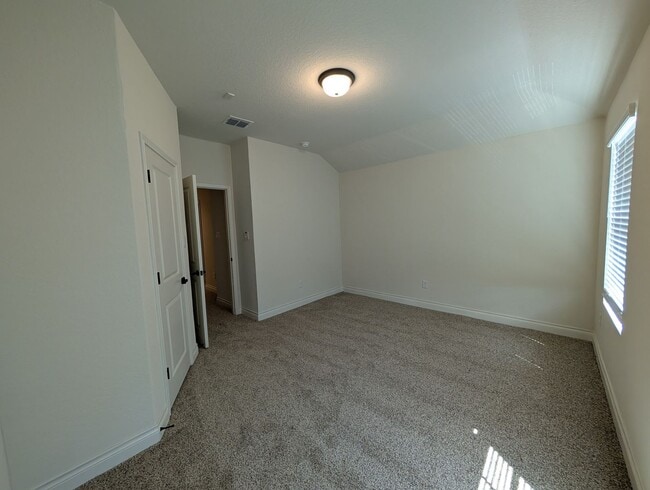 Building Photo - 1 MONTH FREE RENT / Close to HWY for Commu...