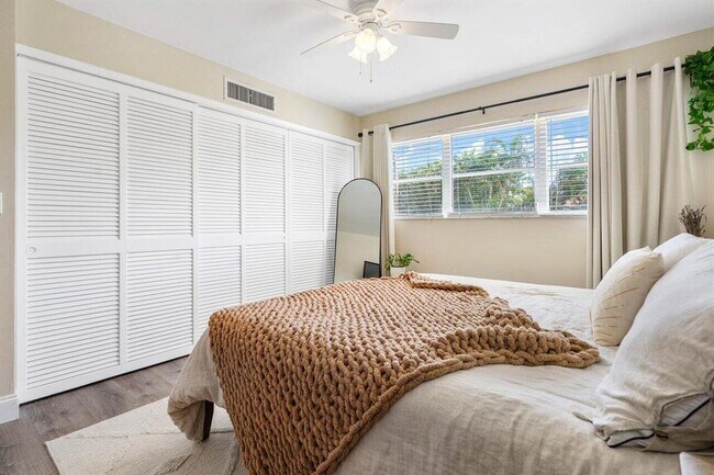 Building Photo - 2455 NE 51st St