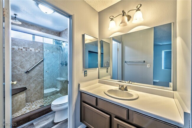 Building Photo - 640 Whispering Palms Dr