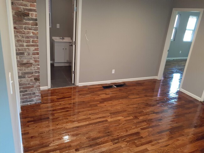 Building Photo - 828 Barnett Ave