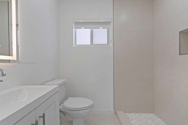 Building Photo - 13185 Emerald Dr