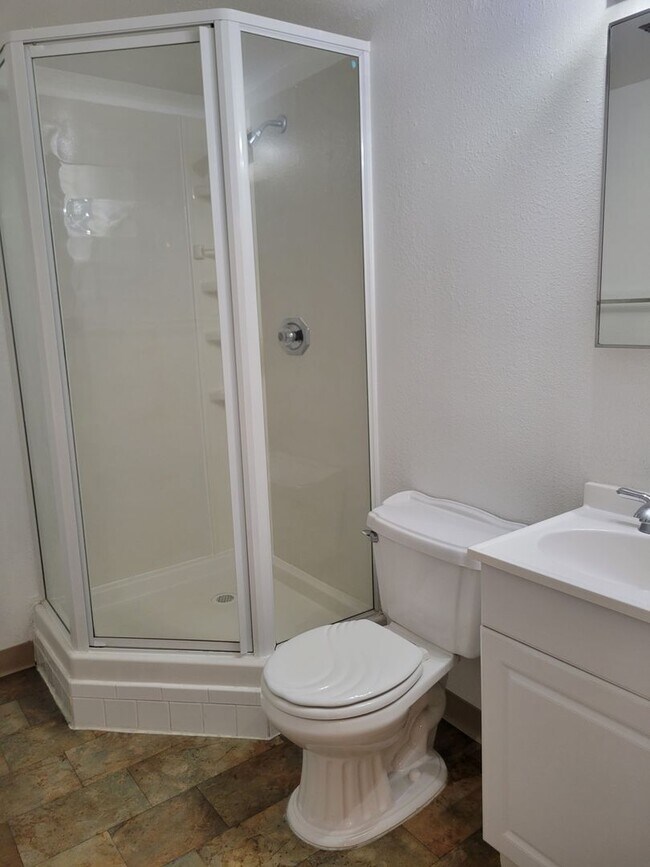Building Photo - 4 Bed, 2.75 Bath with A/C! - MileStone Rea...