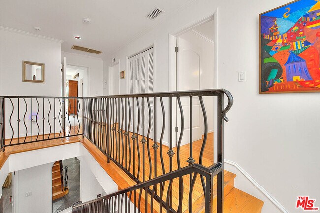 Building Photo - 2035 Thayer Ave
