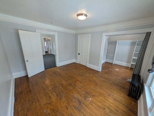 Building Photo - 2 bedroom 1 bath unit. Near downtown St Paul. On the busline