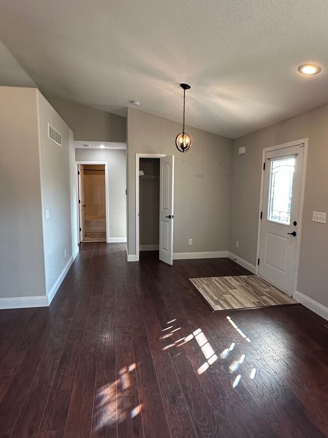 Building Photo - 4 Bedroom 3 Bath 2 Stall Garage in Waynesv...