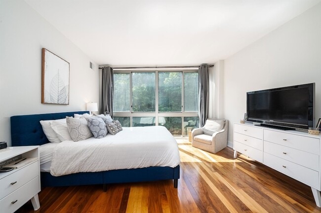 Building Photo - 800 Jackson St