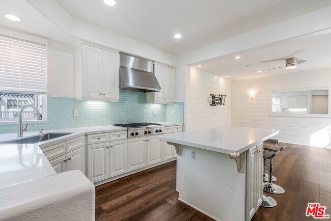 Building Photo - 5800 Seawalk Dr