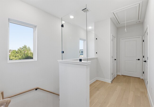 Building Photo - 2204 Lou Ellen Ln