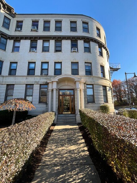 Primary Photo - 1880 Commonwealth Ave