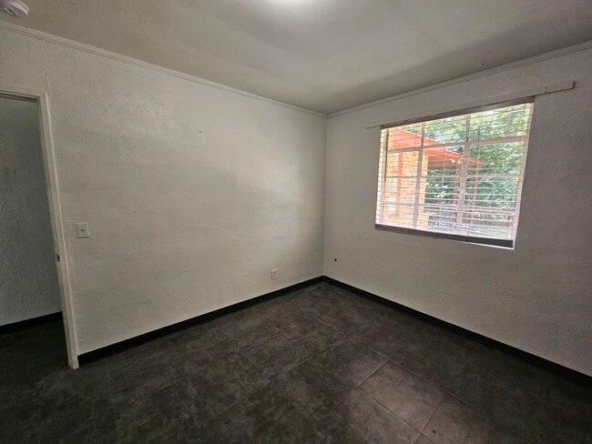 Building Photo - 289 Oak Ln