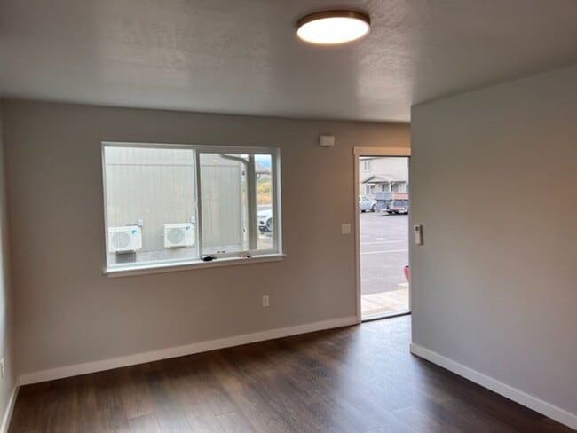 Building Photo - 2 BEDROOM/ 2 LEVELS TOWNHOME (Down the hill in front of Taco Bell in Phoenix Oregon)