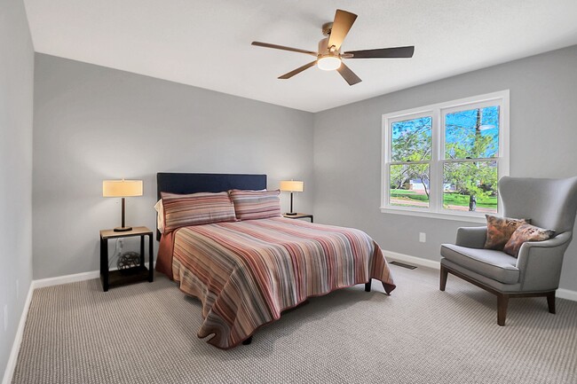 Building Photo - Immaculate, fully furnished property with lake views. Available for 6 to 12 month lease